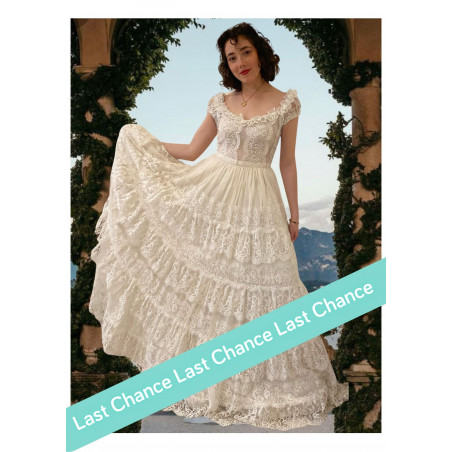 Robe de mariée longue haute couture, style princesse en dentelle de Chantilly, décolleté bateau