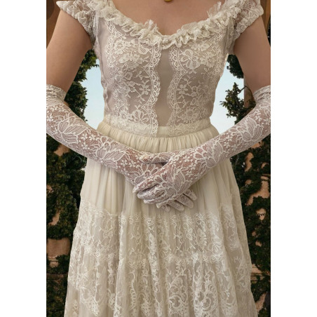 Robe de mariée longue haute couture, style princesse en dentelle de Chantilly, décolleté bateau