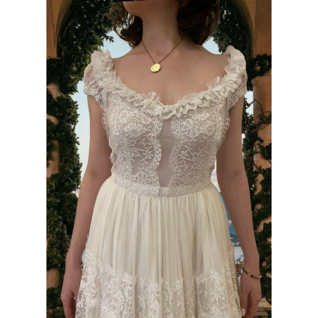 Robe de mariée longue haute couture, style princesse en dentelle de Chantilly, décolleté bateau