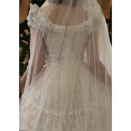 Robe de mariée longue haute couture, style princesse en dentelle de Chantilly, décolleté bateau