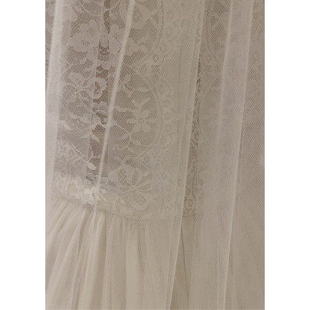 Robe de mariée longue haute couture, style princesse en dentelle de Chantilly, décolleté bateau