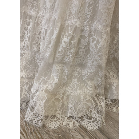 Robe de mariée longue haute couture, style princesse en dentelle de Chantilly, décolleté bateau