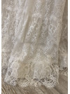 Robe de mariée longue haute couture, style princesse en dentelle de Chantilly, décolleté bateau