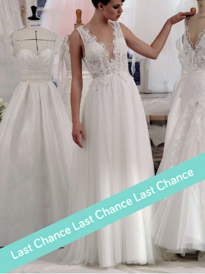 AVELINE robe de mariée fluide avec jupe en tulle, buste en dentelle et grand dos nu, by Atelier Emélia.