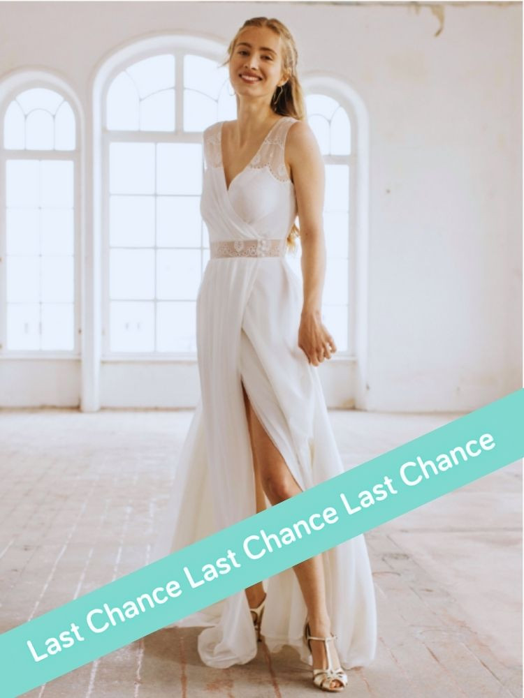 robe de mariée création française Lambert Créations, robe longue en soie et dentelle.
