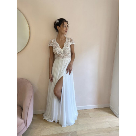 Robe de mariée longue fluide mousseline et dentelle de calais, by Atelier Emelia