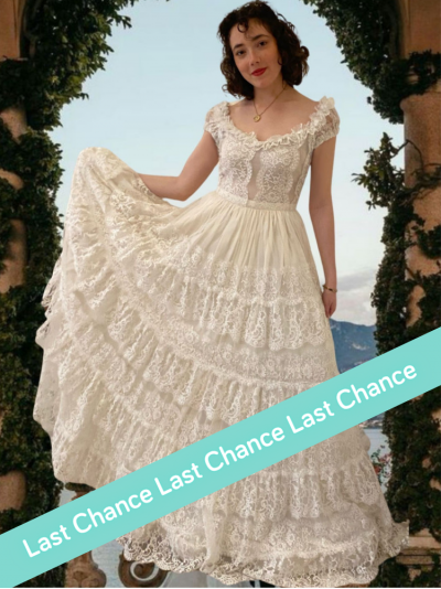 Robe de mariée longue haute couture, style princesse en dentelle de Chantilly, décolleté bateau