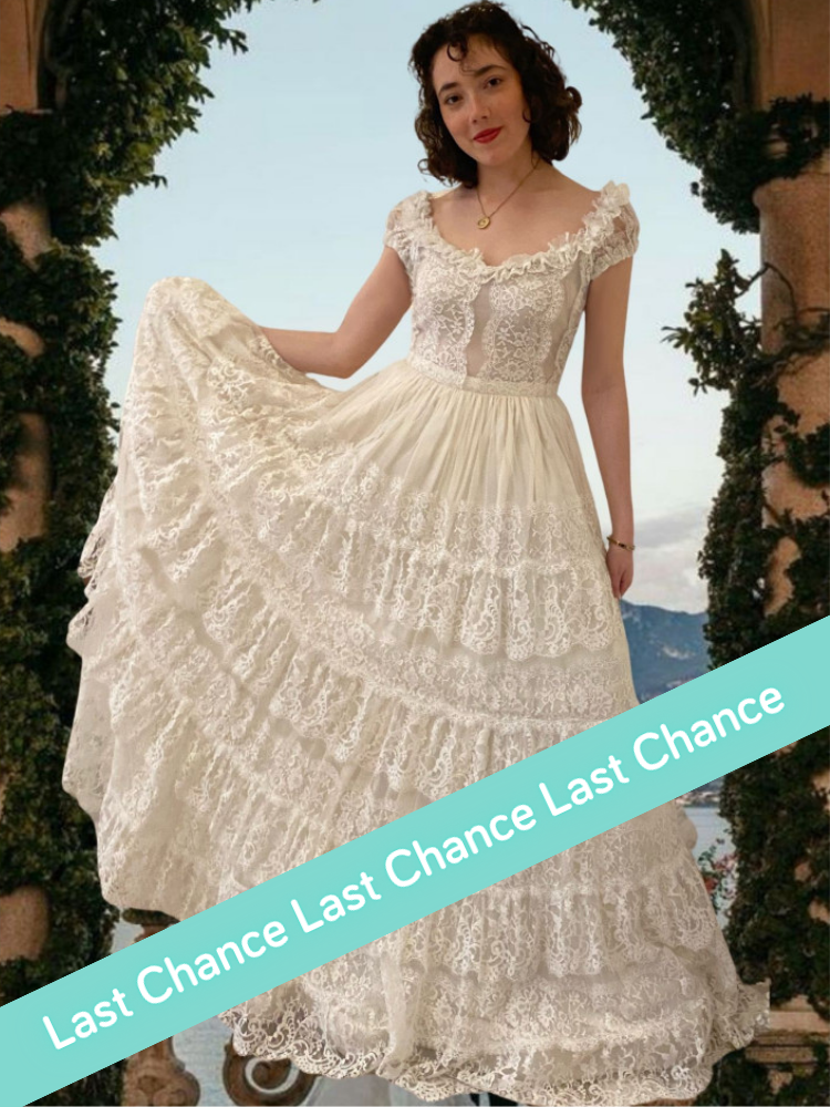 Robe de mariée longue haute couture, style princesse en dentelle de Chantilly, décolleté bateau