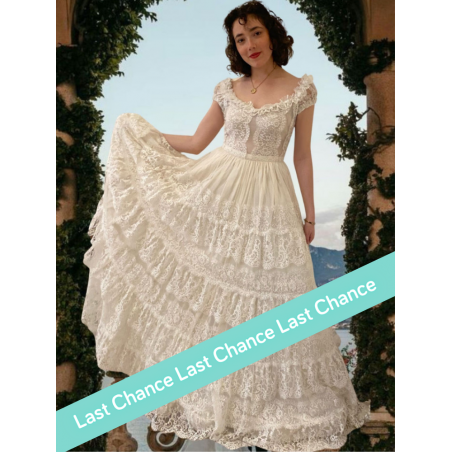 Robe de mariée longue haute couture, style princesse en dentelle de Chantilly, décolleté bateau