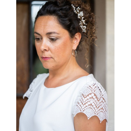 Arlette  robe courte civile de l'Atelier de Juliette se Marie, en crêpe et guipure. Création française