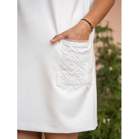 Arlette  robe courte civile de l'Atelier de Juliette se Marie, en crêpe et guipure. Création française