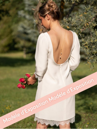 Bahia, robe civile courte, grand dos nu en soie et dentelle de Chantilly