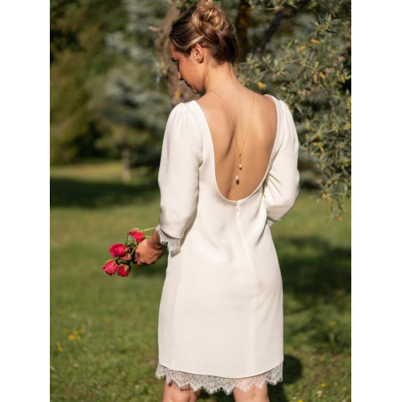 Bahia, robe civile courte, grand dos nu en soie et dentelle de Chantilly.  Atelier de Juliette