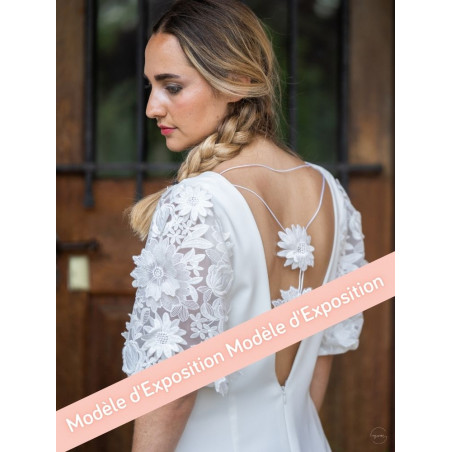 Babette robe courte civile et manches en tulle brodé fleurs 3D.