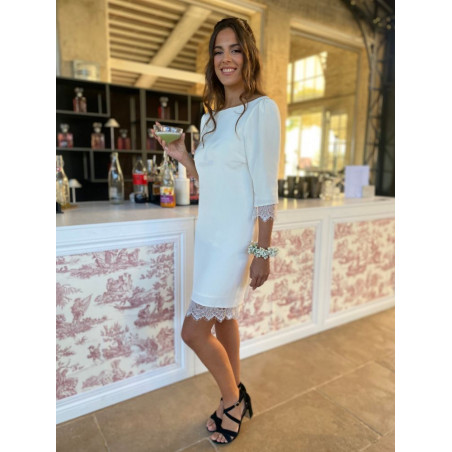 Bahia, robe civile courte, grand dos nu en soie et dentelle de Chantilly.  Atelier de Juliette