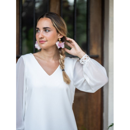 Robe civile courte à manches longues en mousseline légère. Grand dos nu sublimé par une finition en galon de dentelle ajouré.