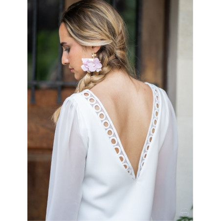 Robe civile courte à manches longues en mousseline légère. Grand dos nu sublimé par une finition en galon de dentelle ajouré.