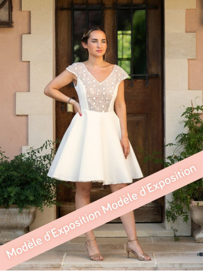 Bathilde, robe courte, jupe patineuse , dos nu profond.