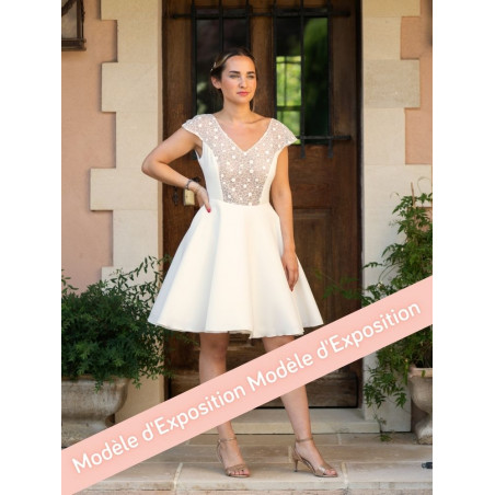 Bathilde, robe courte, jupe patineuse , dos nu profond.