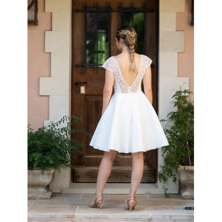 Bathilde, robe courte, jupe patineuse , dos nu profond.