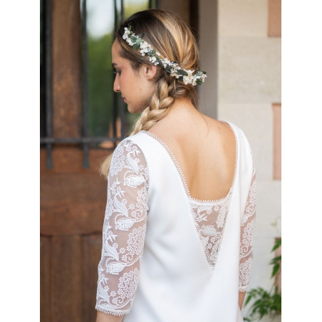 Robe civile courte à manches longues en mousseline légère. Grand dos nu sublimé par une finition en galon de dentelle ajouré.