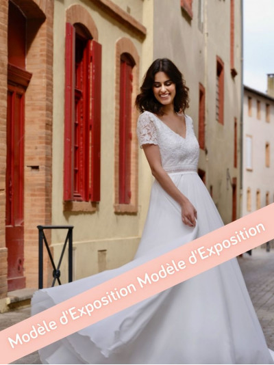 Valse, robe de mariée longue bohème dos nu, dentelle pailletée.  Créations Bochet