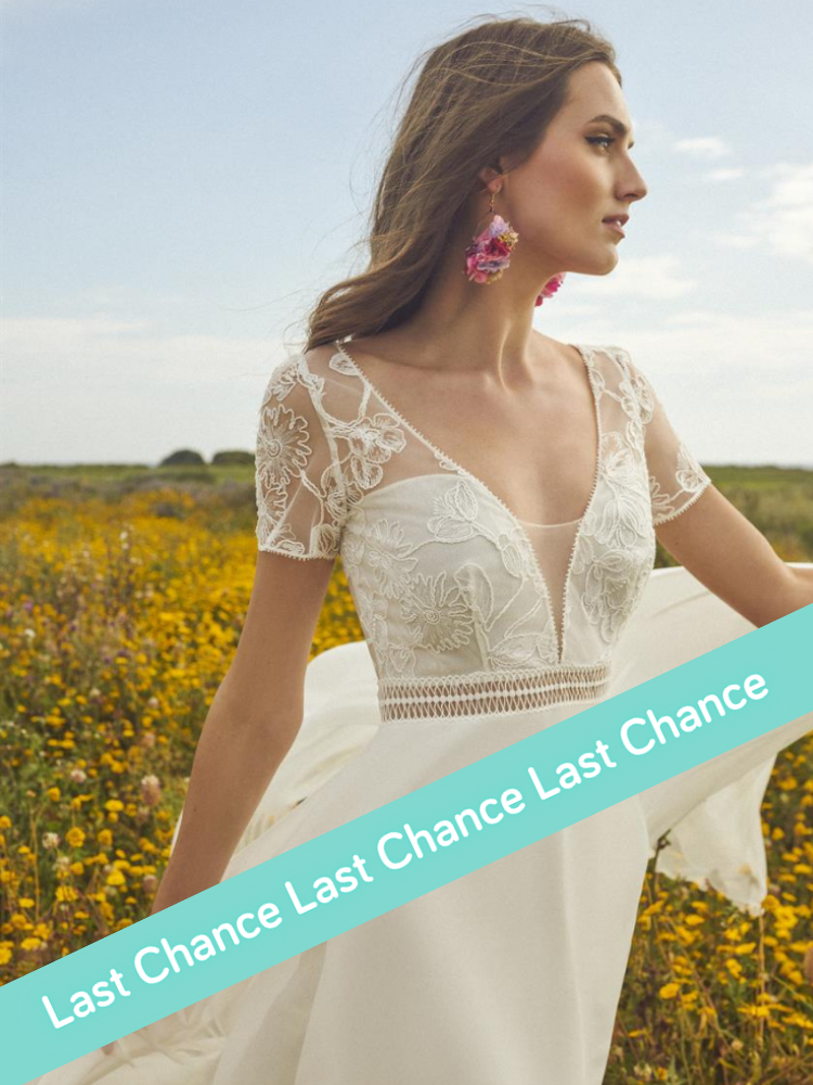 Robe longue de mariée, fluide, dos nu, dentelle, by Rembo Styling