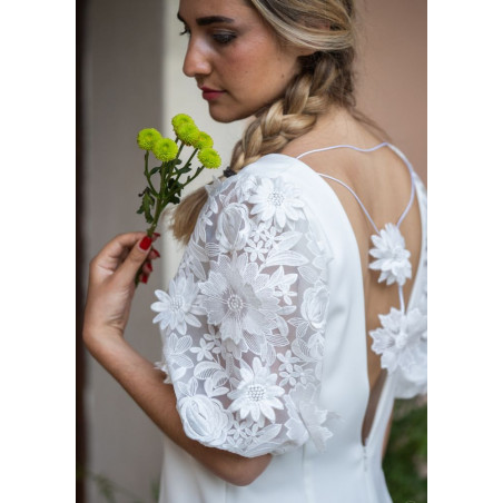Babette robe courte civile et manches en tulle brodé fleurs 3D.