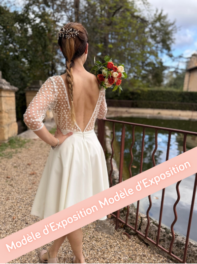 Une robe de mariée courte en tulle brodé , robe civile grand dos nu, création française