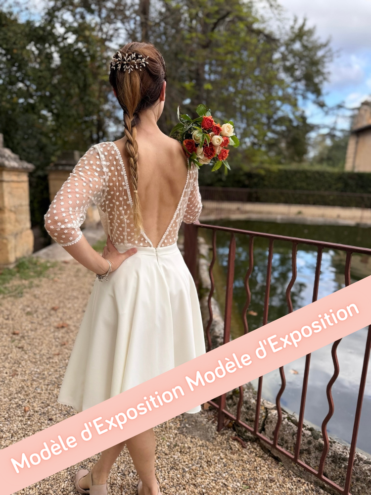 Une robe de mariée courte en tulle brodé , robe civile grand dos nu, création française