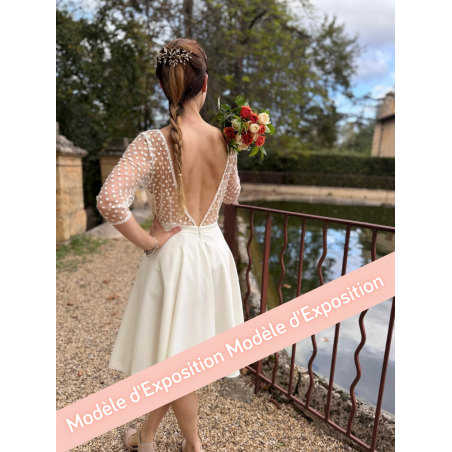 Une robe de mariée courte en tulle brodé , robe civile grand dos nu, création française