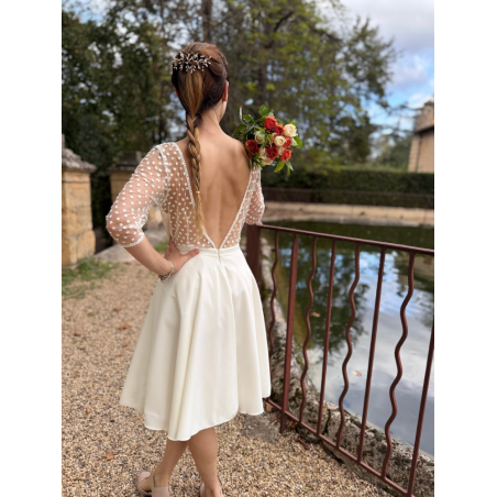 Une robe de mariée courte en tulle brodé , robe civile grand dos nu, création française