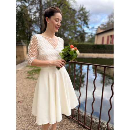 Une robe de mariée courte en tulle brodé , robe civile grand dos nu, création française