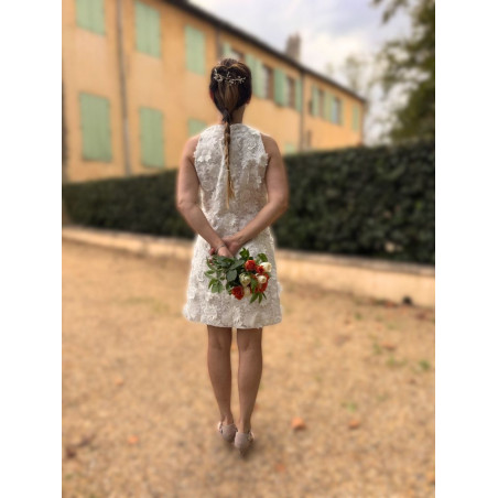 Audrey, robe civile courte, coupe droite, avec un tulle brodé de fleurs en 3D.