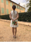 Audrey, robe civile courte, coupe droite, avec un tulle brodé de fleurs en 3D.