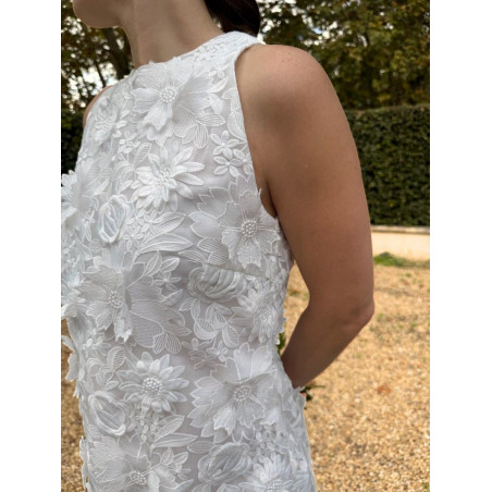 Audrey, robe civile courte, coupe droite, avec un tulle brodé de fleurs en 3D.
