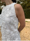 Audrey, robe civile courte, coupe droite, avec un tulle brodé de fleurs en 3D.