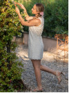 Audrey, robe civile courte, coupe droite, avec un tulle brodé de soleils en 3D.