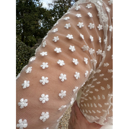 Une robe de mariée courte en tulle brodé , robe civile grand dos nu, création française