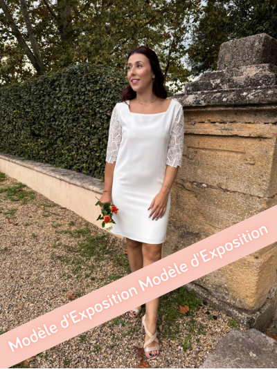 ARTEMIS, Robe de mariée courte en crêpe et guipure géométrique avec des manches 3/4.
