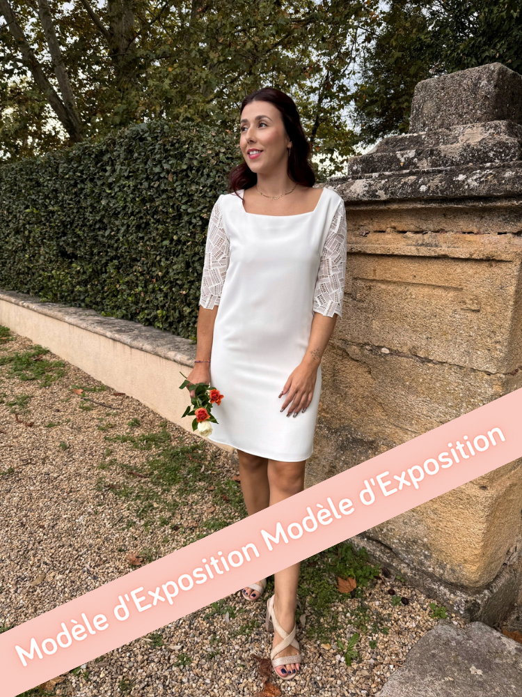 ARTEMIS, Robe de mariée courte en crêpe et guipure géométrique avec des manches 3/4.