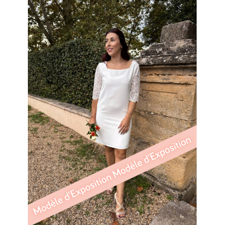 ARTEMIS, Robe de mariée courte en crêpe et guipure géométrique avec des manches 3/4.
