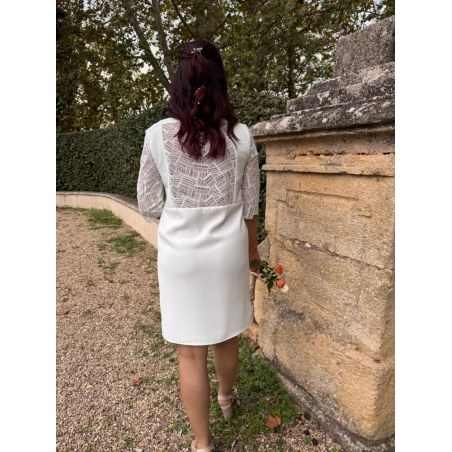 ARTEMIS, Robe de mariée courte en crêpe et guipure géométrique avec des manches 3/4.