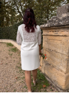 ARTEMIS, Robe de mariée courte en crêpe et guipure géométrique avec des manches 3/4.