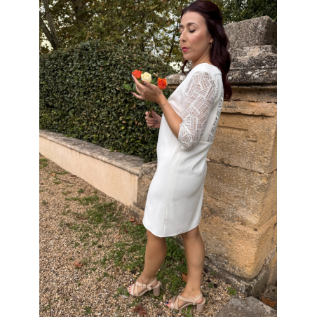 ARTEMIS, Robe de mariée courte en crêpe et guipure géométrique avec des manches 3/4.