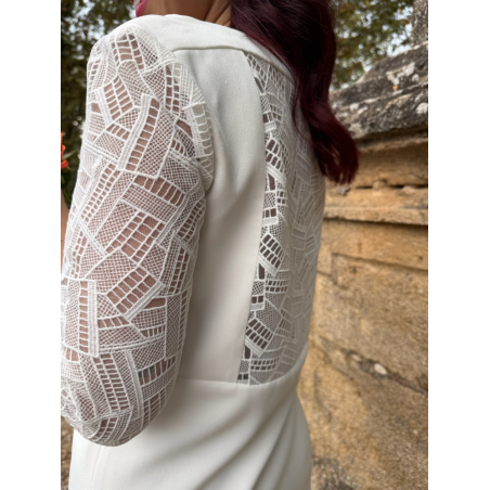 ARTEMIS, Robe de mariée courte en crêpe et guipure géométrique avec des manches 3/4.
