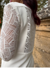 ARTEMIS, Robe de mariée courte en crêpe et guipure géométrique avec des manches 3/4.