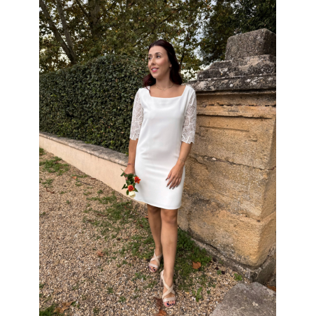 ARTEMIS, Robe de mariée courte en crêpe et guipure géométrique avec des manches 3/4.