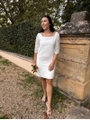ARTEMIS, Robe de mariée courte en crêpe et guipure géométrique avec des manches 3/4.