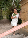 Robe de mariée courte en twill et guipure géométrique avec des manches courtes.